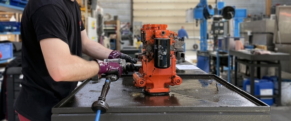 Démontage de cette pompe double BPV70X20 Linde Hydraulics avant expertise par notre technicien